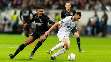 Frankfurts Sebastien Haller (links) erzielte das vermeintliche 1:0 aus einer Abseitsposition heraus. 
