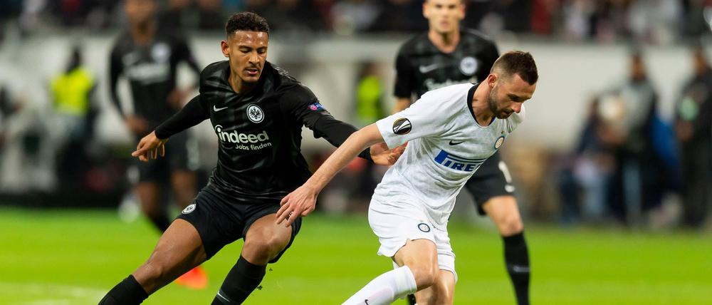 Frankfurts Sebastien Haller (links) erzielte das vermeintliche 1:0 aus einer Abseitsposition heraus. 