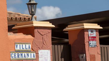  "Villa Germania" steht an der Mauer um ein privates Pflegeheim, das nach Angaben der Polizei einem «Horrorhaus» glich. 
