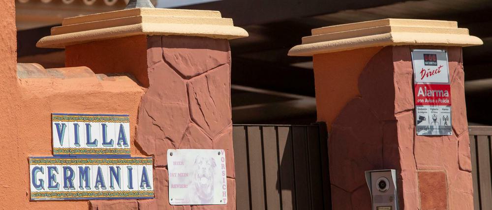 "Villa Germania" steht an der Mauer um ein privates Pflegeheim, das nach Angaben der Polizei einem «Horrorhaus» glich.