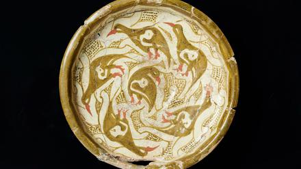Ein goldener Teller aus der Ausstellung.