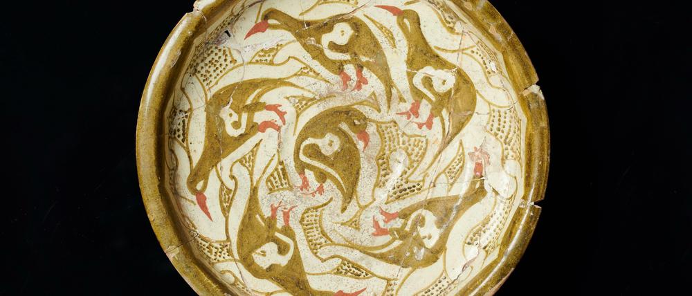 Ein goldener Teller aus der Ausstellung.