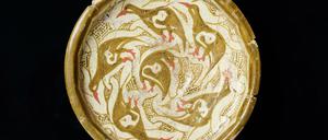 Ein goldener Teller aus der Ausstellung.
