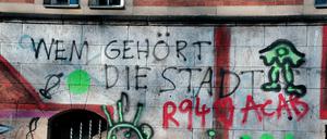 Wem gehört die Stadt. Graffiti an einer Hauswand in der Bergmannstraße in Kreuzberg.