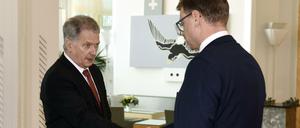 Sauli Niinistö (l), Präsident von Finnland, gibt Juha Sipilä, Ministerpräsident von Finnland, bei einem Treffen die Hand.
