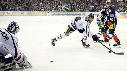 Marcel Noebels (rechts im Bild) brachte die Eisbären in Spiel zwei gegen Straubing mit seinem frühen 1:0 auf die Siegerstraße.