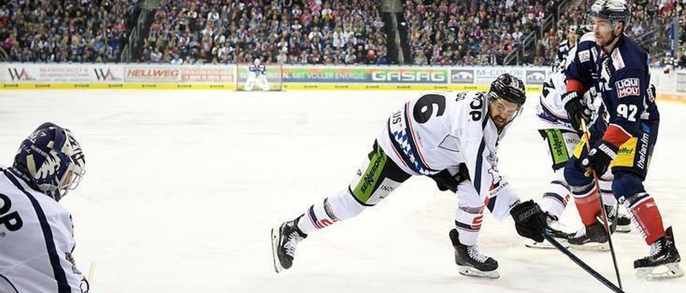 Marcel Noebels (rechts im Bild) brachte die Eisbären in Spiel zwei gegen Straubing mit seinem frühen 1:0 auf die Siegerstraße.