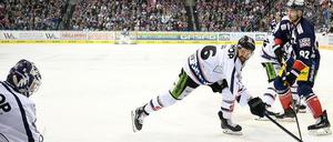 Marcel Noebels (rechts im Bild) brachte die Eisbären in Spiel zwei gegen Straubing mit seinem frühen 1:0 auf die Siegerstraße.