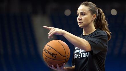 Die Frau, die den großen Männern Beine Macht. Becky Hammon ist noch Assistenztrainerin, könnte aber zu Höherem berufen sein.