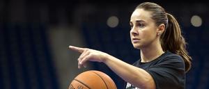 Die Frau, die den großen Männern Beine Macht. Becky Hammon ist noch Assistenztrainerin, könnte aber zu Höherem berufen sein.
