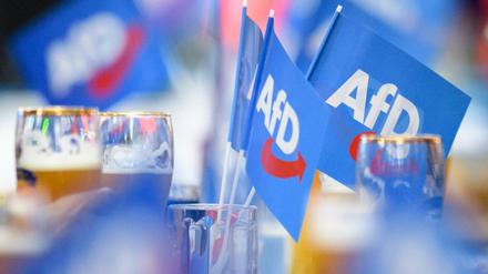 AfD-Fähnchen und Biergläser stehen beim politischen Aschermittwoch der AfD auf den Tischen. 