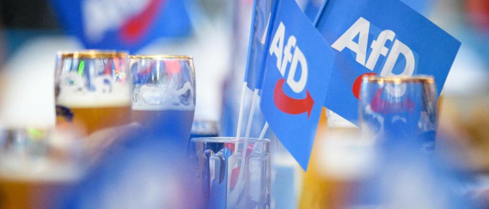 AfD-Fähnchen und Biergläser stehen beim politischen Aschermittwoch der AfD auf den Tischen.