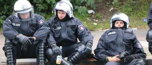 Erschöpfte Polizisten während des G20-Gipfels im Juli 2017 in Hamburg.