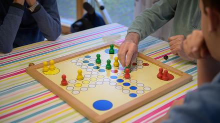 Seniorengruppe am Spielbrett.