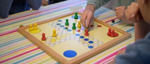 Seniorengruppe am Spielbrett.