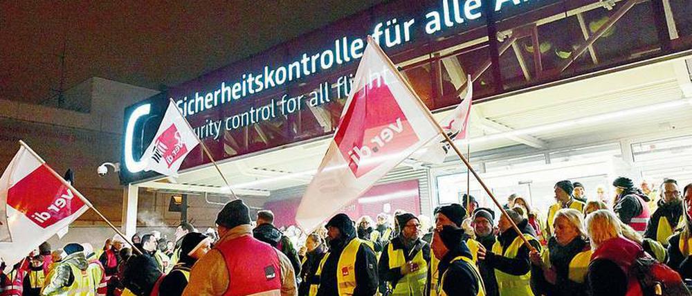 Unter anderem in Schönefeld wurde der Flugbetrieb massiv gestört, als Anfang Januar das Sicherheitspersonal für mehr Geld streikte. Gefordert wurden 20 Euro Stundenlohn, am Ende stand ein Tarifkompromiss mit 19 Euro ab 2021. 