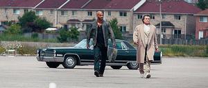 Im Auftrag der Götter: Ex-Knacki Shadow Moon (Ricky Whittle, links) chauffiert Mr. Wednesday (Ian McShane).