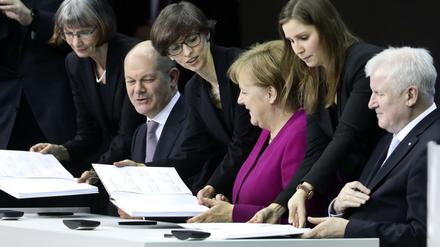 Bundeskanzlerin Angela Merkel (CDU), der damalige CSU-Chef Horst Seehofer und der damalige, kommissarische, SPD-Vorsitzende Olaf Scholz zu Beginn der Groko im Frühjahr 2018.
