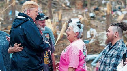 Der Präsident kumpelt. Trump besucht Hurricane-Opfer in Alabama. 