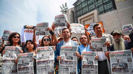 Eine Demonstration für Pressefreiheit vor einem Gericht in Istanbul. 