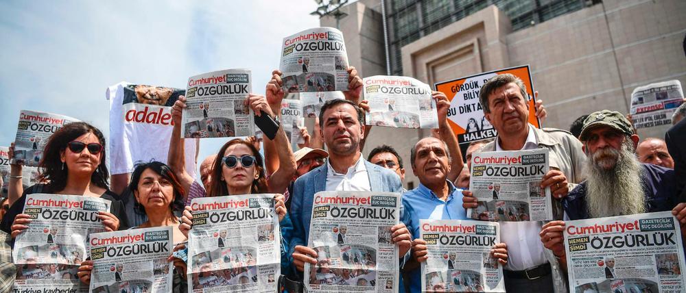 Eine Demonstration für Pressefreiheit vor einem Gericht in Istanbul.