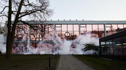 Künstlicher Nebel vor der Fassade des Hauses der Berliner Festspiele - Startschuss der drei Projekttage «Palast der Republik». 