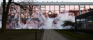 Künstlicher Nebel vor der Fassade des Hauses der Berliner Festspiele - Startschuss der drei Projekttage «Palast der Republik». 