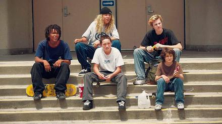 Stevie (Sunny Suljic, untere Reihe rechts) mit seiner Skate-Crew. 