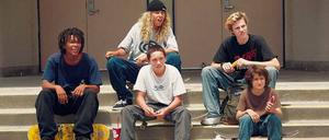 Stevie (Sunny Suljic, untere Reihe rechts) mit seiner Skate-Crew. 