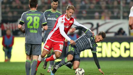 Am Rande des Erlaubten: Berlins Sebastian Andersson (m.) im Kampf um den Ball.