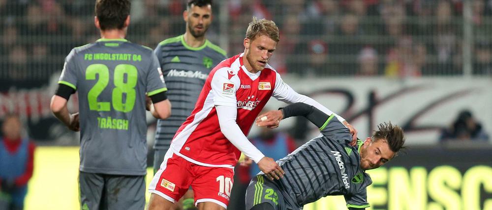 Am Rande des Erlaubten: Berlins Sebastian Andersson (m.) im Kampf um den Ball.