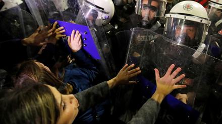 Konfrontation: Frauen und Polizisten stehen sich in Istanbul gegenüber.