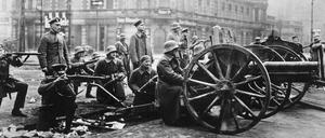 In Lichtenberg konzentrierten sich die Kämpfe zwischen Regierungstruppen und Freikorps auf der einen und Aufständischen auf der anderen Seite. Das Foto zeigt eine Artilleriestellung der Regierungstruppen am 9. März 1919. 