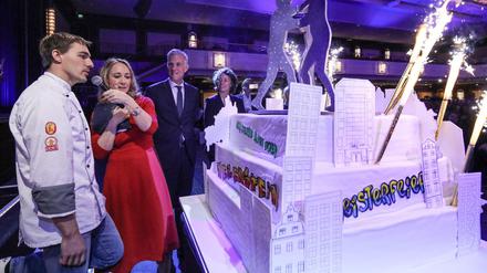 Beim Schichten der dieser Torte für die "Meisterfeier der Berliner Wirtschaft" war den Konditoren aufgefallen, dass sie nicht mehr durch die Tür passt. Am Ende konnte die 230 Kilogramm schwere Kalorienbombe doch noch in den Festsaal gerollt werden.