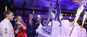 Beim Schichten der dieser Torte für die "Meisterfeier der Berliner Wirtschaft" war den Konditoren aufgefallen, dass sie nicht mehr durch die Tür passt. Am Ende konnte die 230 Kilogramm schwere Kalorienbombe doch noch in den Festsaal gerollt werden.