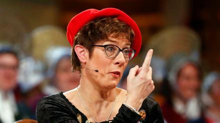 Erhobener Zeigefinger: Annegret Kramp-Karrenbauer bei ihrem Karnevalsauftritt beim Stockacher Narrengericht.
