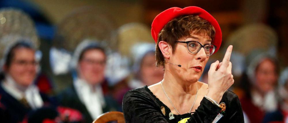 Erhobener Zeigefinger: Annegret Kramp-Karrenbauer bei ihrem Karnevalsauftritt beim Stockacher Narrengericht.