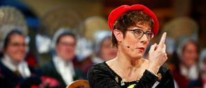 Erhobener Zeigefinger: Annegret Kramp-Karrenbauer bei ihrem Karnevalsauftritt beim Stockacher Narrengericht.