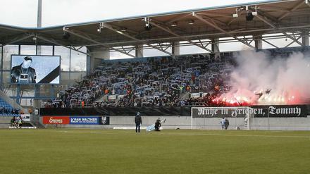 Trauerbekundung für den gestorbenen Thomas Haller in der Chemnitzer Fankurve