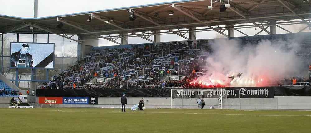 Trauerbekundung für den gestorbenen Thomas Haller in der Chemnitzer Fankurve