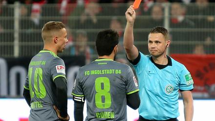 Almog Cohen von FC Ingolstadt sieht nach einem Handgemenge Gelb-Rot.