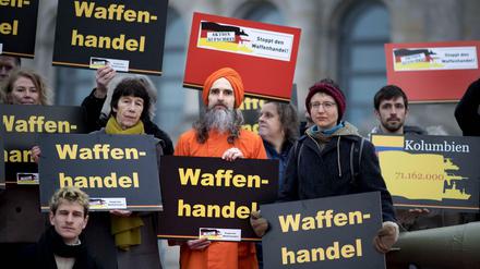 Demonstranten protestieren vor dem Bundestag gegen Waffenhandel.