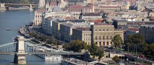 Stadtansicht Budapests mit dem Gebäude der Akademie der Wissenschaften.