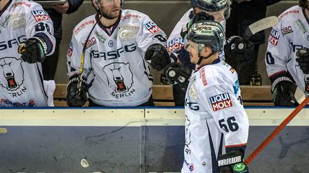 Der Schütze lässt ich feiern. Martin Buchwieser von Berlin jubelt nach seinem Ausgleichstreffer zum 1:1 gegen Straubing.