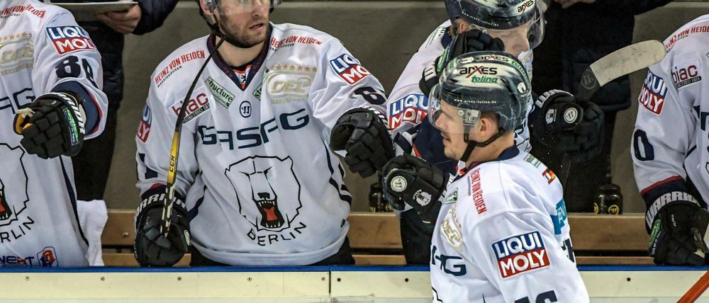 Der Schütze lässt ich feiern. Martin Buchwieser von Berlin jubelt nach seinem Ausgleichstreffer zum 1:1 gegen Straubing.