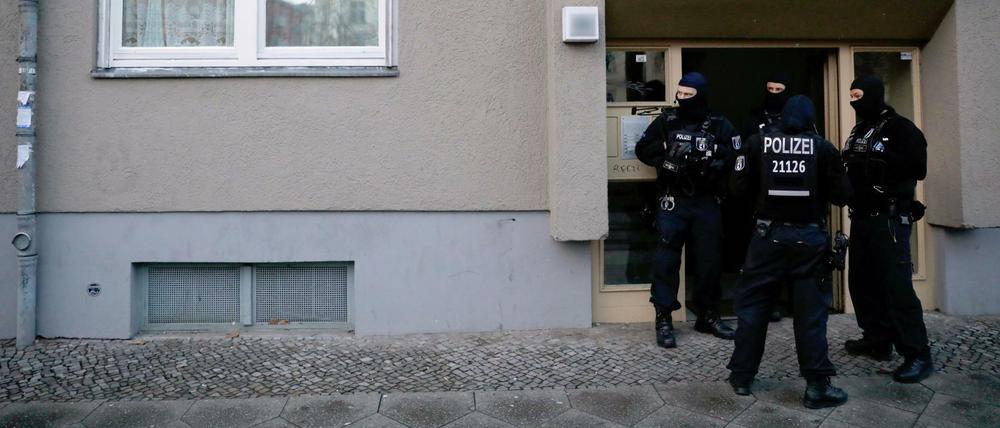 SEK Beamte der Berliner Polizei nach einer Hausdurchsuchung (Symbolbild.)