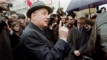 Der Mantel der Geschichte. Michail Gorbatschow als Generalsekretär der KPdSU am 26 März 1989 im Gespräch mit Journalisten in Moskau.