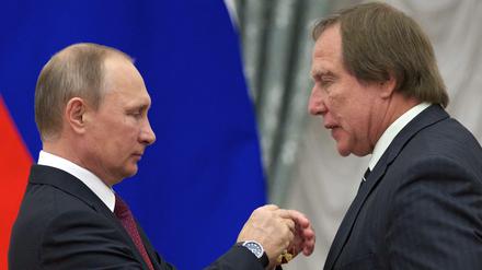 Sergej Roldugin gilt als enger Freund Putins - und soll zwei Milliarden Dollar durch Offshore-Konten geschleust haben. Jetzt steht sein Name in der neuen Analyse einer Enthüllungs-Plattform.