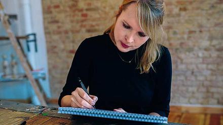 Illustratorin, Designerin und Sketchnote-Expertin, Nadine Roßa, bei der Arbeit. 
