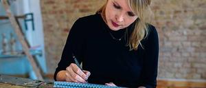 Illustratorin, Designerin und Sketchnote-Expertin, Nadine Roßa, bei der Arbeit. 